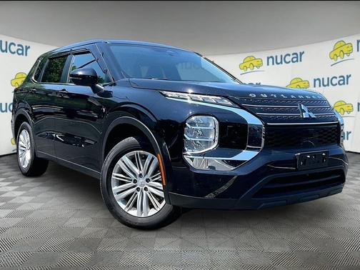 Black 2023 Mitsubishi Outlander ES