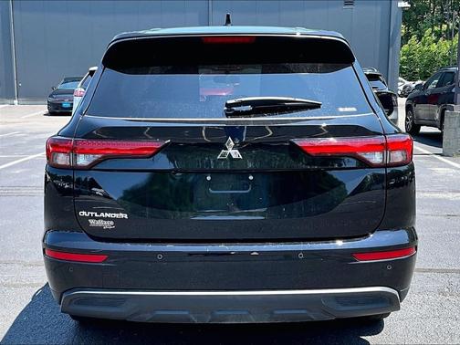 Black 2023 Mitsubishi Outlander ES
