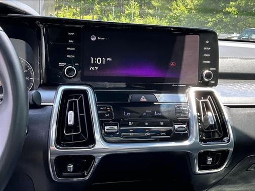 White 2021 Kia Sorento SX