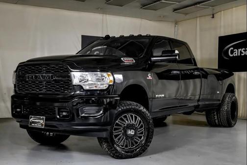 Diamond Black Crystal Pearlcoat 2022 RAM 3500 Tradesman Crew Cab 4x4 8' Box