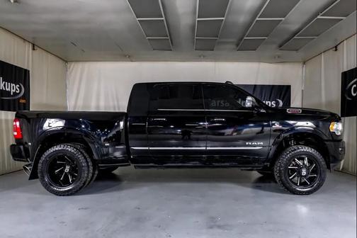 Diamond Black Crystal Pearlcoat 2022 RAM 3500 Limited Mega Cab 4x4 6'4' Box