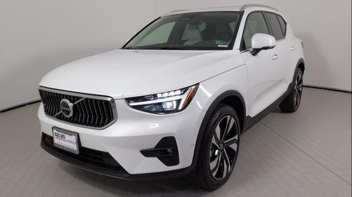 2024 Volvo XC40 B5 Plus Bright Theme