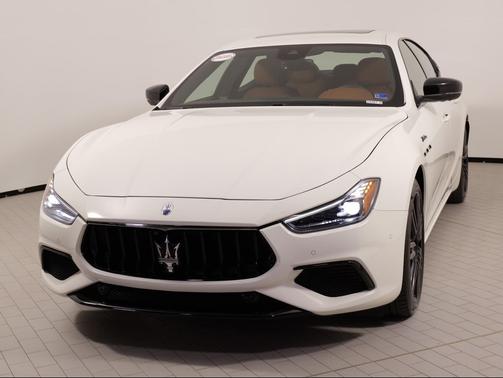 Bianco 2023 Maserati Ghibli Modena