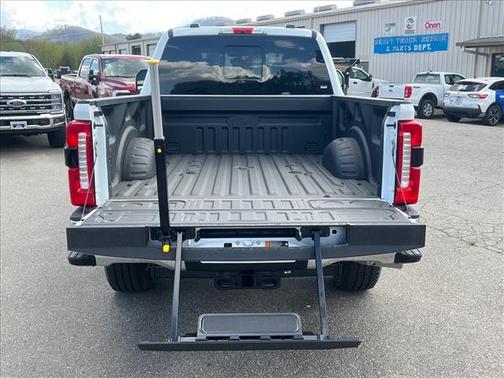 Oxford White 2026 Ford F-250 Lariat