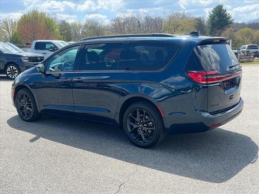 2023 Chrysler Pacifica Touring-L