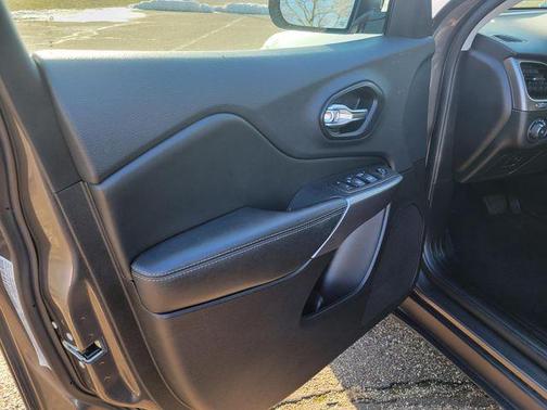 Granite Crystal Metallic Clearcoat 2022 Jeep Cherokee Latitude Lux