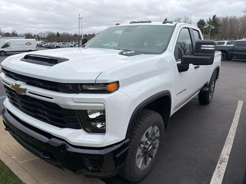 Summit White 2026 Chevrolet Silverado 2500 Custom