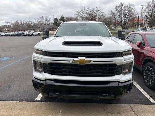 Summit White 2026 Chevrolet Silverado 2500 Custom