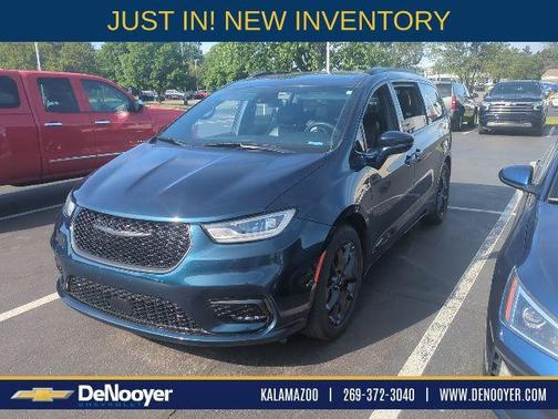Fathom Blue Pearlcoat 2022 Chrysler Pacifica Touring L