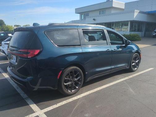 Fathom Blue Pearlcoat 2022 Chrysler Pacifica Touring L