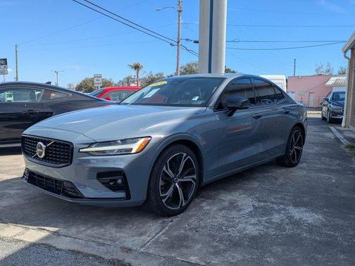 2024 Volvo S60 B5 Plus Dark Theme