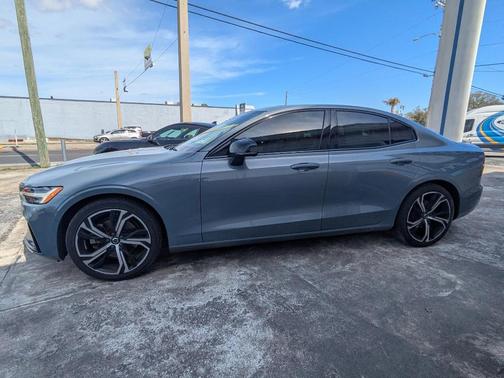 2024 Volvo S60 B5 Plus Dark Theme