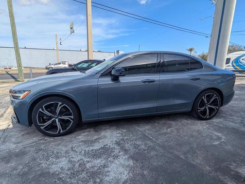 2024 Volvo S60 B5 Plus Dark Theme