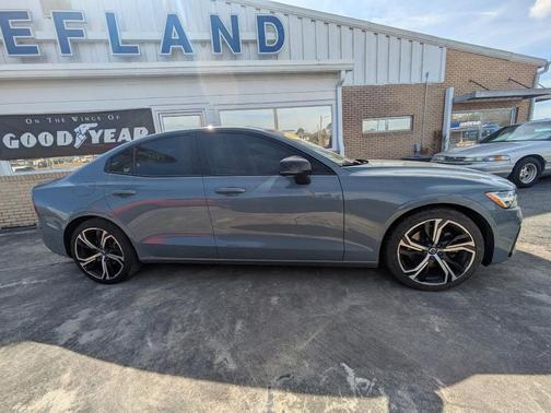 2024 Volvo S60 B5 Plus Dark Theme