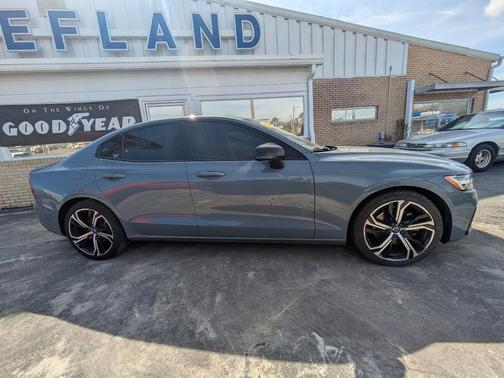 2024 Volvo S60 B5 Plus Dark Theme