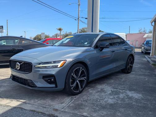 2024 Volvo S60 B5 Plus Dark Theme