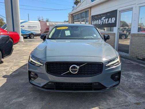 2024 Volvo S60 B5 Plus Dark Theme