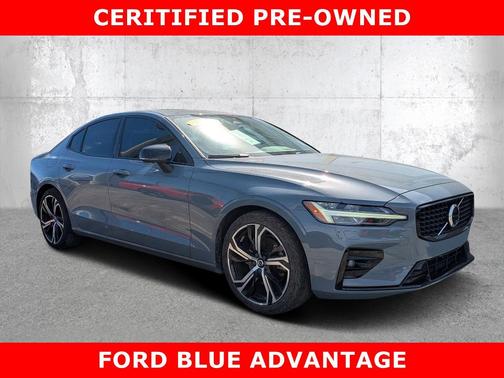 2024 Volvo S60 B5 Plus Dark Theme