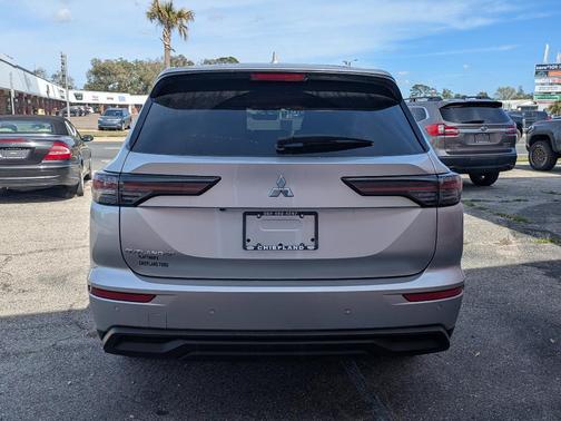 2025 Mitsubishi Outlander ES