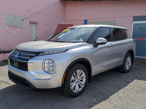 2025 Mitsubishi Outlander ES