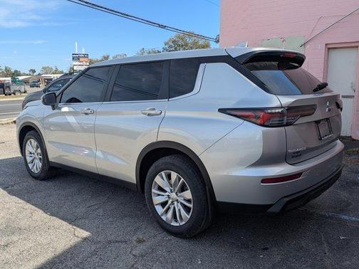 2025 Mitsubishi Outlander ES