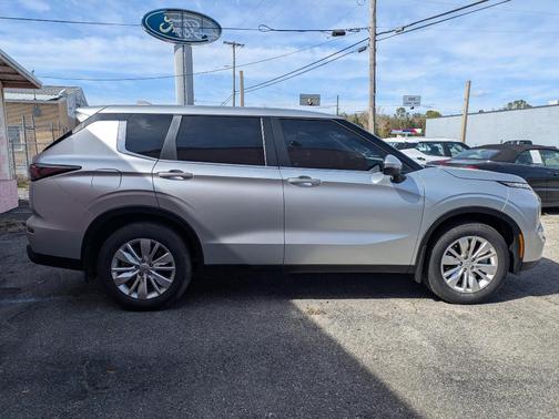 2025 Mitsubishi Outlander ES