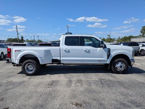 Oxford White 2026 Ford F-350 Lariat Super Duty