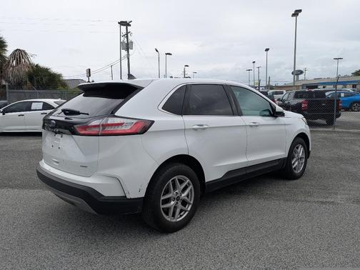 White 2023 Ford Edge SEL