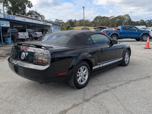 2005 Ford Mustang Deluxe