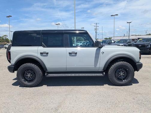 Avalanche Gray 2026 Ford Bronco Outer Banks