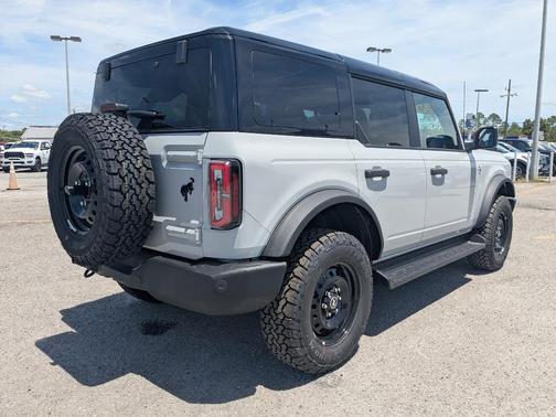 Avalanche Gray 2026 Ford Bronco Outer Banks