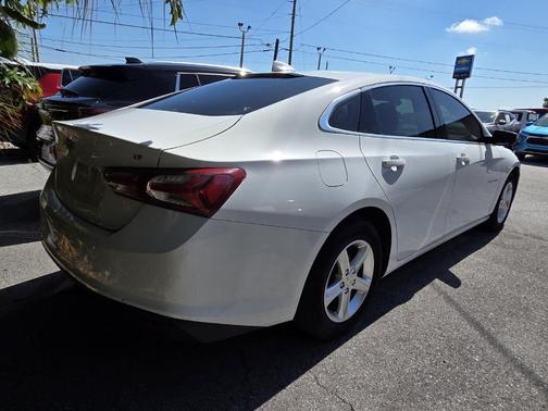 Summit White 2022 Chevrolet Malibu LT