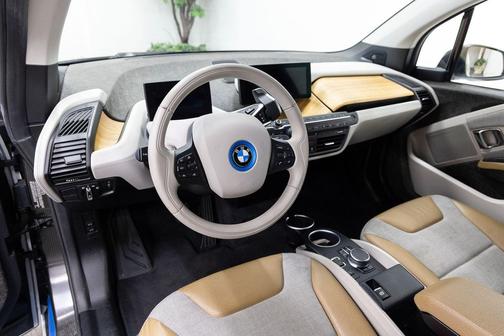 Capparis White w/BMW i Frozen Blue Accent 2017 BMW i3 94 Ah