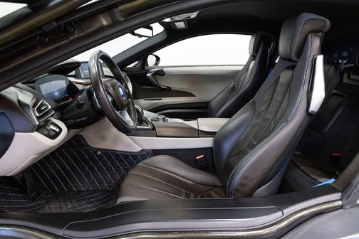 Sophisto Gray Metallic w/BMW i Frozen Blue Accent 2016 BMW i8 Base
