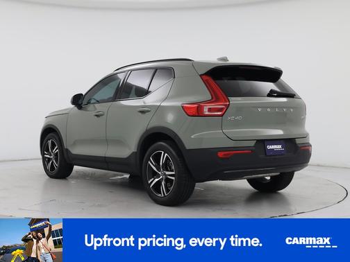 2024 Volvo XC40 B5 Core Dark Theme