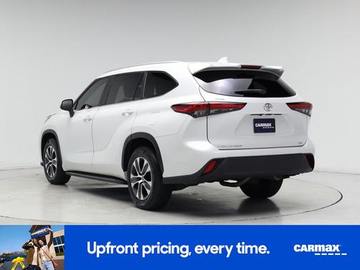 White 2023 Toyota Highlander XLE