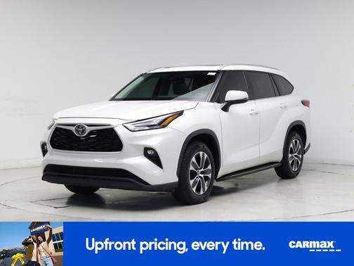 White 2023 Toyota Highlander XLE
