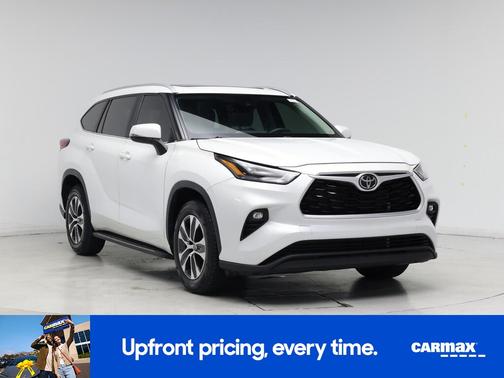 White 2023 Toyota Highlander XLE