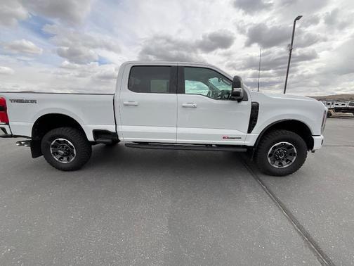 White 2024 Ford F-250 Lariat