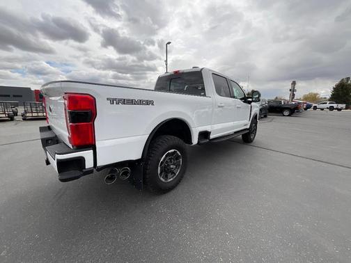 White 2024 Ford F-250 Lariat