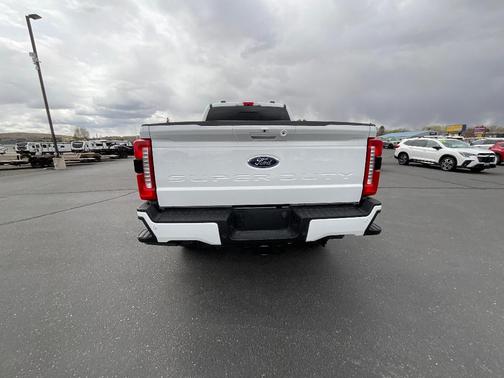 White 2024 Ford F-250 Lariat