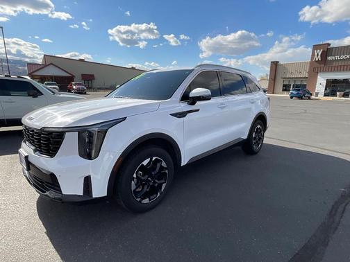 Glacial White Pearl 2024 Kia Sorento S