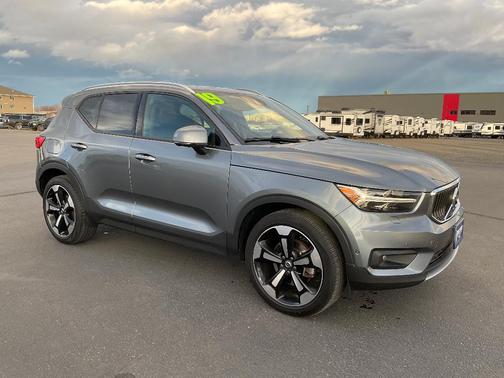 2019 Volvo XC40 T5 Momentum