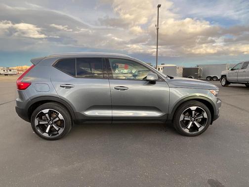 2019 Volvo XC40 T5 Momentum