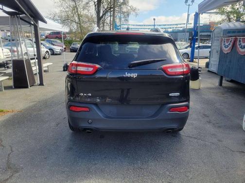 Brilliant Black Crystal Pearlcoat 2014 Jeep Cherokee Latitude