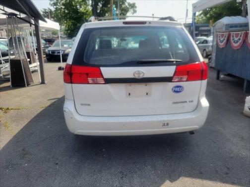 2004 Toyota Sienna CE