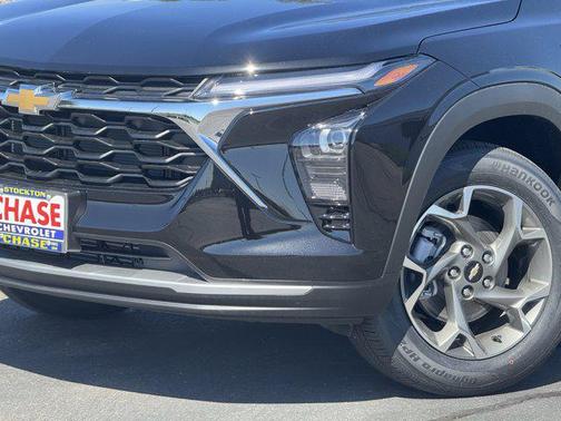 Mosaic Black Metallic 2026 Chevrolet Trax LT