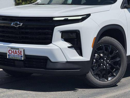 Summit White 2026 Chevrolet Traverse LT