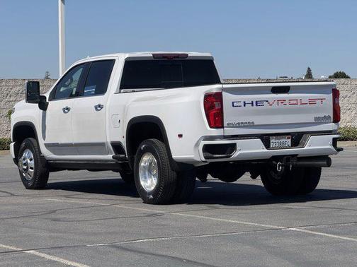 Iridescent Pearl Tricoat 2025 Chevrolet Silverado 3500 High Country