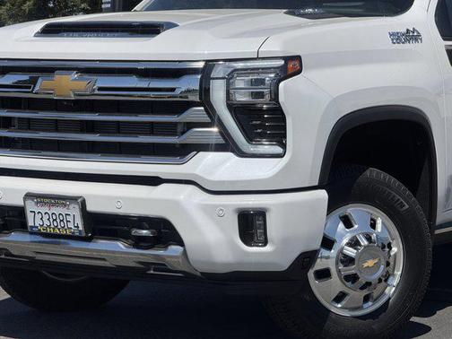 Iridescent Pearl Tricoat 2025 Chevrolet Silverado 3500 High Country